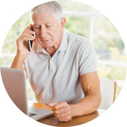 Aldre man som pratar med kundtjanst i telefon