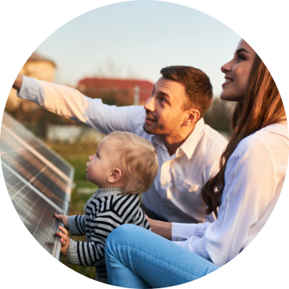 Familj som kollar pa solpaneler