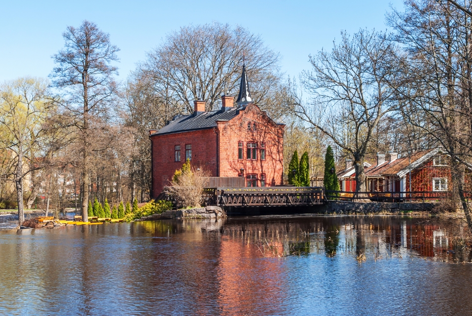 Gammalt kraftverk pa en flod i Tidaholm Sverige 1