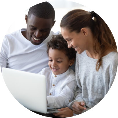 Glad familj av som sitter tillsammans pa en bekvam soffa i vardagsrummet och haller i barbar dator