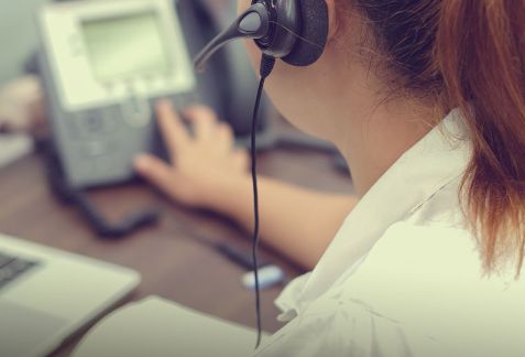 Kvinna som svarar pa klagomal Kvinna som svarar pa klagomal