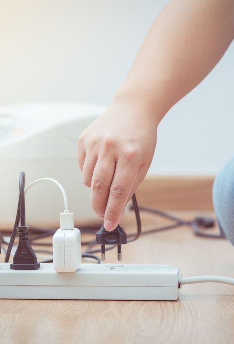 Trycker ner kontakt i eluttag Trycker ner kontakt i eluttag